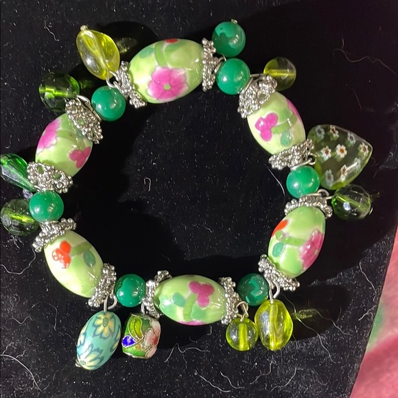 Vintage Floral Beaded stretch Bracelet - Green and Pink - Picture 1 of 6
